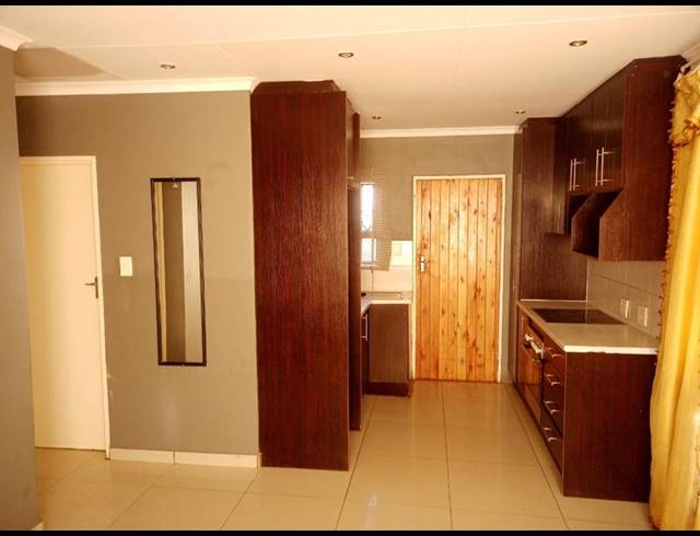 6 BEDROOM HOUSE FOR SALE IN PROTEA GLEN